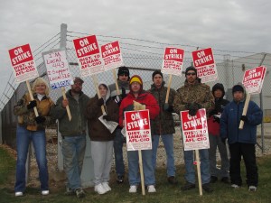 IAM Local 516 and supporters on the picketline Nov. 22 at the Manitowoc Co. in Manitowoc, WI.