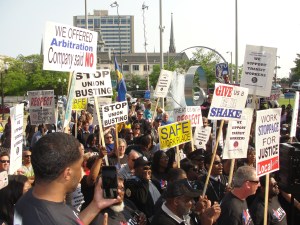 Hundreds of ATU Local 998 members and supporters rally to demand contract justice July 2 at the Milwaukee County Courthouse [Photo: WI BOPM]